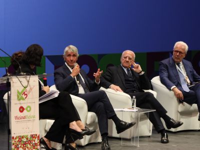 Festival delle Regioni - Teatro Petruzzelli - RegionTalk - Azzeriamo le distanze: Innovazione e impegno civile: risposte ai nuovi bisogni di salute e benessere